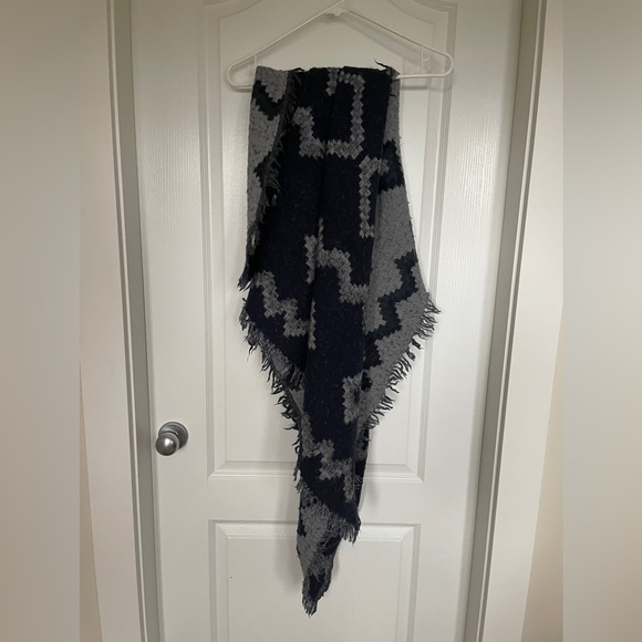 Aritzia (Wilfred Free) Blanket Scarf - Picture 1 of 2
